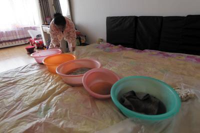 莒南楼上漏水，住户失联，小区没物管，业主维权难！律师来支招……